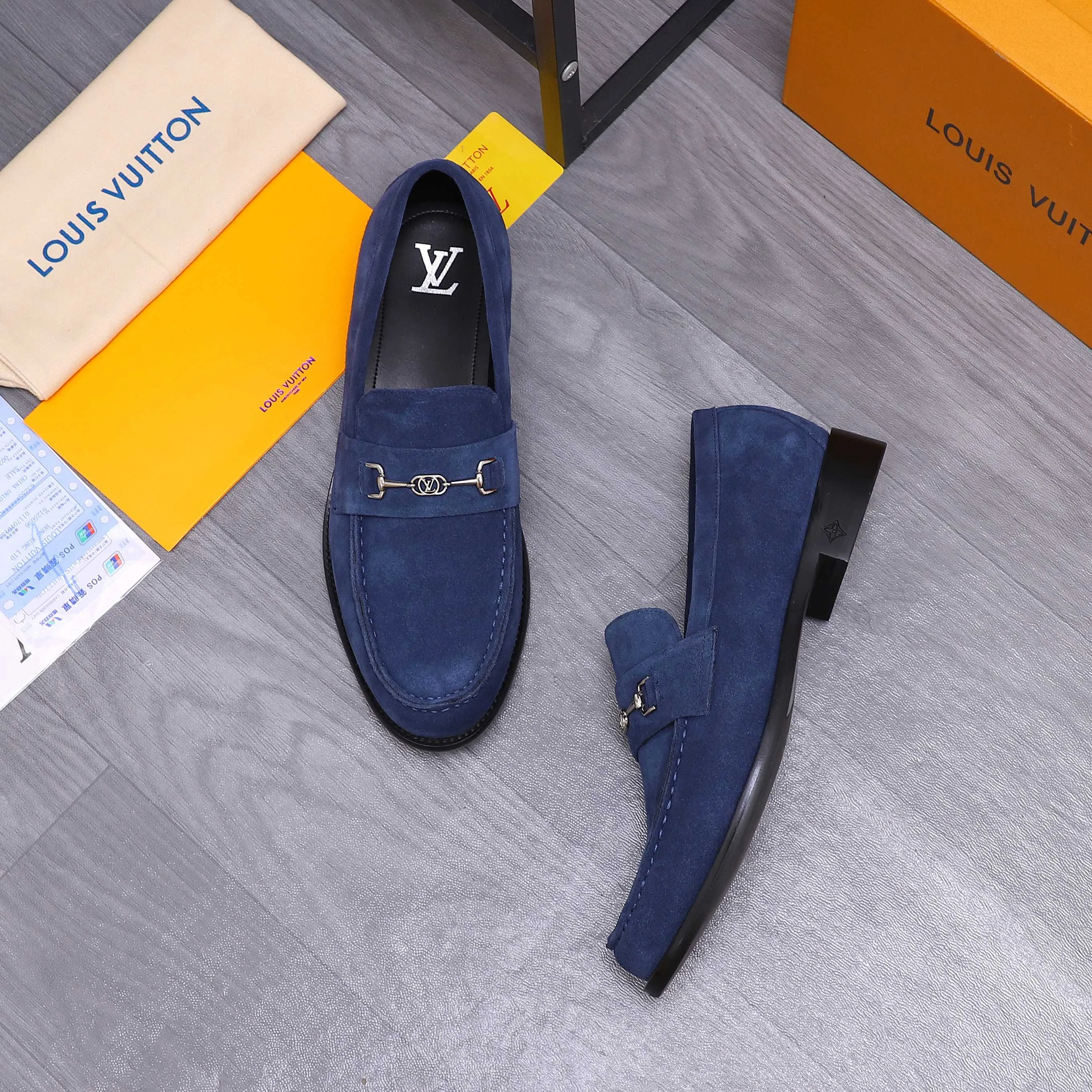 Men's shoes 💰660 Product trademark: LV [Louis Vuitton] business casual slip-on leather shoes, regular size. Size: 39-44 (38.45 custom-made, non-refundable) Product materials: Selected frosted cowhide upper, cowhide lining, original outsole
